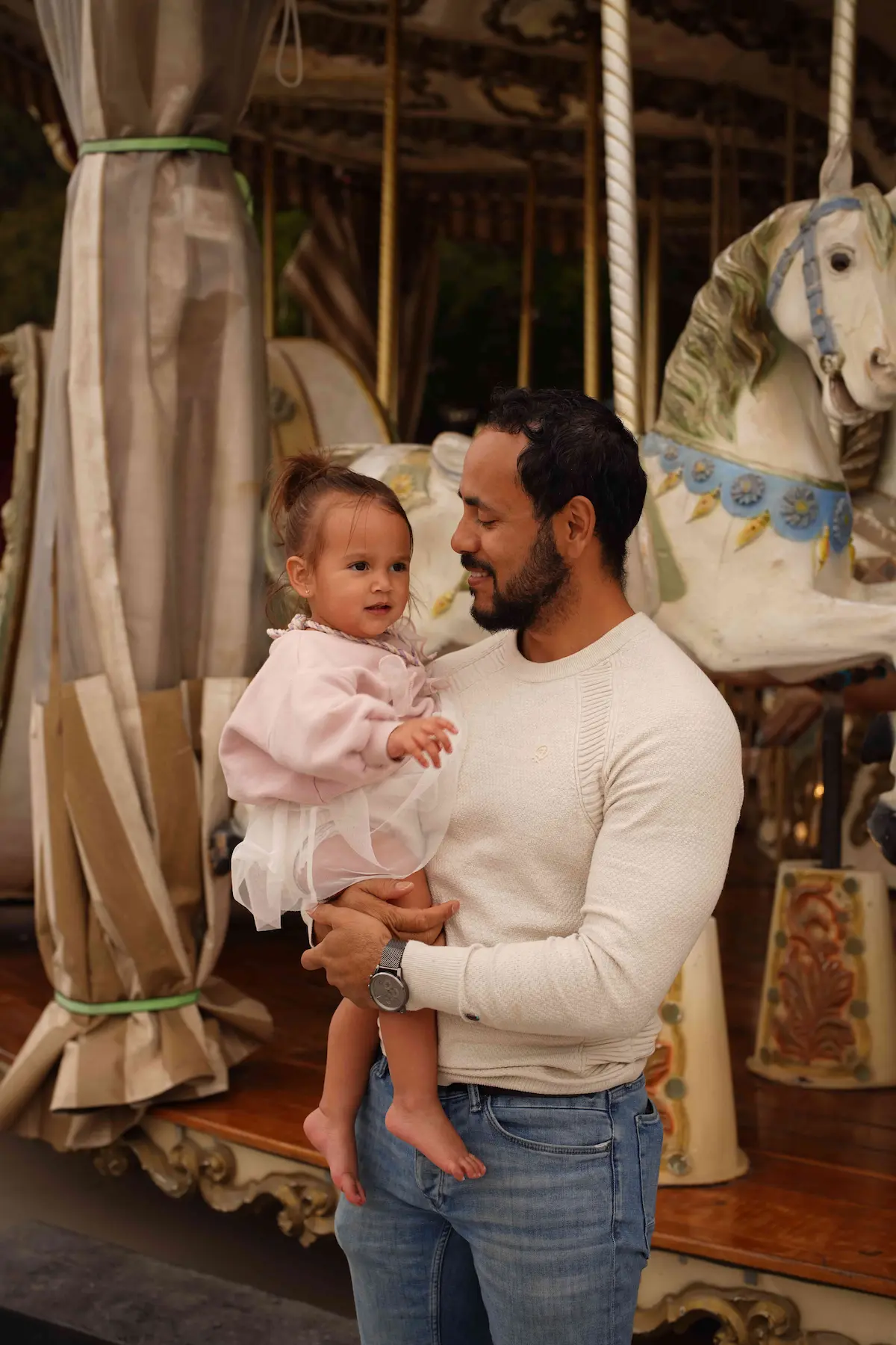 Authentic family moment captured at a destination — byduran